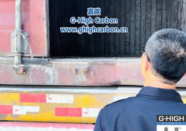 嘉碳裝車(chē)人員嚴(yán)格把關(guān)，確保車(chē)輛安全入廠